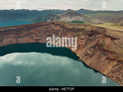 Lake dans le volcan Ksudach Caldera. Au sud du Parc Naturel du Kamtchatka. Banque D'Images