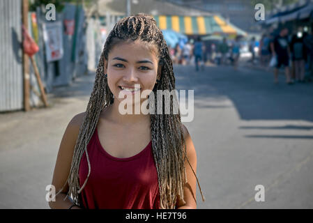 Beauté asiatique. Fille de l'adolescence avec les cheveux tressés. Thaïlande S. E. Asie. Filles thaïlandaises Banque D'Images