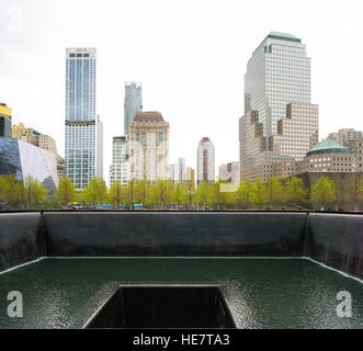 NEW YORK - 27 avril 2016 : Ground Zero à Manhattan bassin eau memorial Banque D'Images