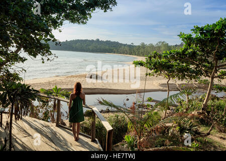 Une jeune femme donne sur une plage déserte, le Kaktus Resort, Koh Ta Kiev, Sihanoukville, Cambodge Banque D'Images