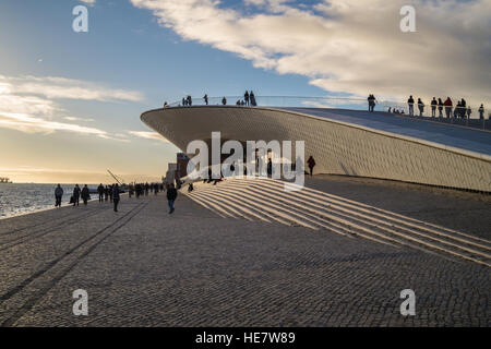 MAAT musée d'art et de la technologie de l'architecture par Amanda Levete, 2016, Avenida Brasília, Lisbonne Portugal Banque D'Images