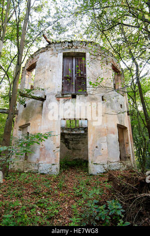 Vieille ruine abandonnée dans les bois - Pavillon Zahradky Banque D'Images