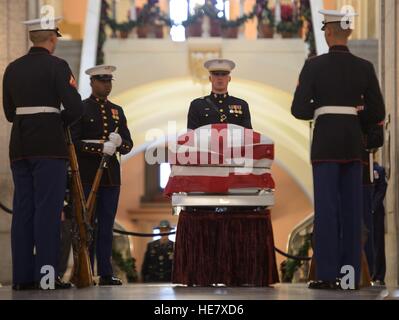 Les Marines américains montent la garde par le cercueil de l'astronaute et l'ancien sénateur John Glenn au repos à l'Ohio Statehouse le 16 décembre 2016 à Columbus, Ohio. L'ancien pilote maritime, sénateur et premier homme en orbite autour de la terre est décédé la semaine dernière à l'âge de 95 ans. Banque D'Images