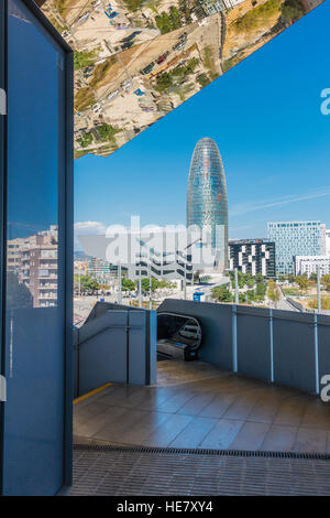 Jean Roman 38 étages de la tour Agbar Barcelone comme vu de la plafond en miroir du marché aux puces Els Encants Vells avec le Musée du Design entre les deux. Banque D'Images