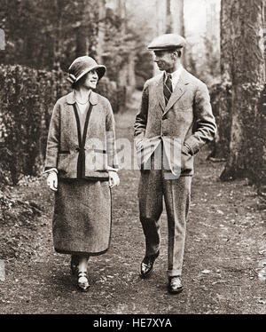 Le duc et la duchesse de York en flânant dans les motifs de Polesdon Lacey, Surrey, Angleterre, sur leur lune de miel en 1923. Prince Albert, futur roi George VI, 1895 - 1952. Roi du Royaume-Uni et des Dominions du Commonwealth britannique. Elizabeth Angela Marguerite Bowes-Lyon, future reine Elizabeth, 1900 -2002. Banque D'Images