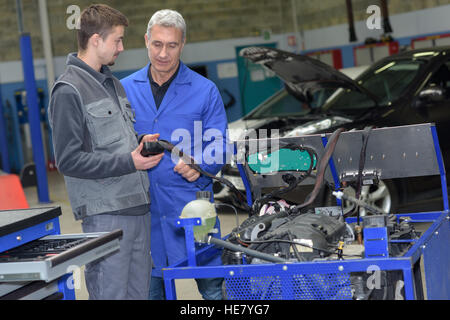 Le travail d'apprentissage au cours d'un stage pratique dans un garage Banque D'Images