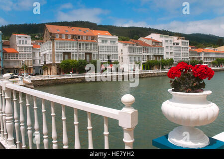 Vue urbaine avec river, Condomiñas Cedeira, province de La Corogne, une région de Galice, Espagne, Europe Banque D'Images