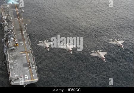 Quatre Lockheed Martin F-35B Lightning II stealth fighter aircraft effectuer un survol en formation au-dessus du nord de l'USN-classe d'assaut amphibie USS America lors d'une manifestation le 19 novembre 2016 dans l'océan Pacifique. Banque D'Images