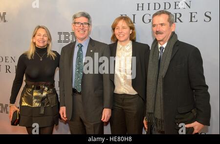 L'administrateur adjoint de la NASA Dava Newman (à gauche), Historien en chef de la NASA Bill Barry, chef de la technologie américaine Megan Smith, et l'astronaute canadien Chris Hadfield à pied le tapis rouge lors de la fête mondiale pour le film évènement chiffres cachés à la SVA Theatre le 10 décembre 2016 à New York City, New York. Le film est basé sur la véritable histoire de la solidarité des femmes qui ont travaillé comme des ordinateurs au cours de l'Amitié 7 mission en 1962. Banque D'Images