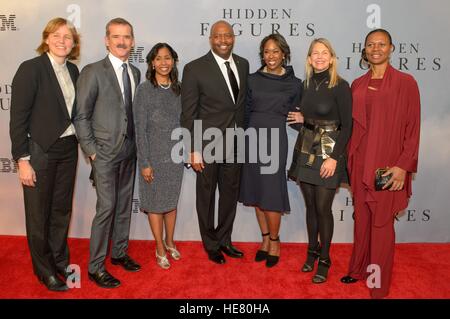 Chef de la technologie américaine Megan Smith (à gauche), l'astronaute canadien Chris Hadfield, astronaute de la NASA Stephanie Wilson, ancien astronaute de la NASA Leland Melvin, auteur Margot Lee Shetterly, administrateur adjoint de la NASA Dava Newman, et l'astronaute de la NASA Yvonne Cagle marche le tapis rouge lors de la fête mondiale pour le film évènement chiffres cachés à la SVA Theatre le 10 décembre 2016 à New York City, New York. Le film est basé sur la véritable histoire de la solidarité des femmes qui ont travaillé comme des ordinateurs au cours de l'Amitié 7 mission en 1962. Banque D'Images