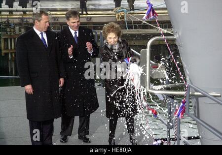 Le président américain George W. Bush et Newport News Shipbuilding Président et chef de la direction William Frick regarder l'ancienne Première dame Nancy Reagan christen la nouvelle classe Nimitz NSU sous porte-avions USS Ronald Reagan au Northrop Grumman Newport News Shipbuilding facility 4 mars 2001 à Newport News (Virginie). Banque D'Images