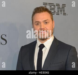 Directeur Theodore Melfi, marche le tapis rouge lors de la fête mondiale pour le film évènement chiffres cachés à la SVA Theatre le 10 décembre 2016 à New York City, New York. Le film est basé sur la véritable histoire de la solidarité des femmes qui ont travaillé comme des ordinateurs au cours de l'Amitié 7 mission en 1962. Banque D'Images