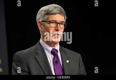 L'historien en chef de la NASA Bill Barry parle de l'histoire des droits de l'ordinateur au cours d'un réseau d'apprentissage numérique pour le film événement chiffres cachés au Langley Research Center 1 décembre 2016 à Hampton, en Virginie. Banque D'Images