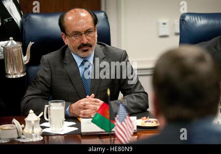 Le premier vice-ministre afghan de la Défense Enayatullah Nazari rencontre le secrétaire américain de la Défense Ashton Carter au Pentagone le 8 juin 2012 à Washington, DC. Banque D'Images