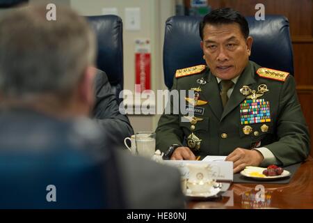 Les Forces armées indonésiennes Commandant en chef général Moeldoko se réunit avec le secrétaire adjoint à la défense américain Bob Travailler au Pentagone le 16 décembre 2014 à Washington, DC. Banque D'Images