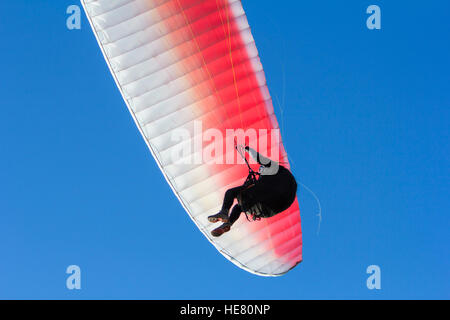 Parachute sur fond de ciel bleu, close-up Banque D'Images