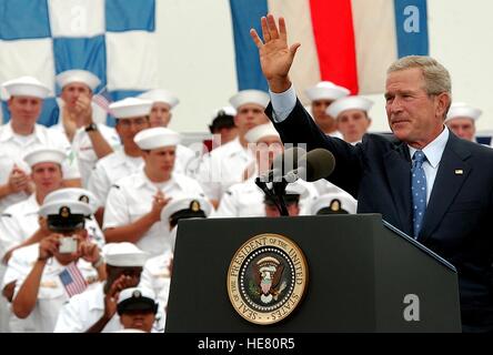 Le président américain George W. Bush courbes à des soldats américains lors d'un événement commémorant le 60e anniversaire de la Victoire sur le Japon Journée à la Naval Air Station North Island Le 30 août 2005 à Coronado, en Californie. Banque D'Images