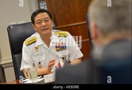 Chef des opérations navales coréen Hwang Ki-Chul se réunit avec le secrétaire adjoint à la défense américain Bob Travailler au Pentagone le 30 juillet 2014 à Washington, DC. Banque D'Images