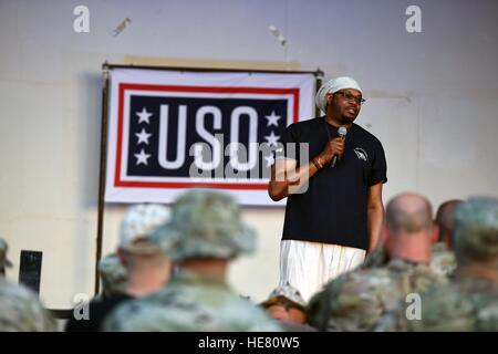 L'ancien joueur NBA Sam Perkins parle avec des soldats de la Garde nationale lors d'une tournée USO 18 mai 2016 au Koweït. Banque D'Images