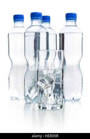 Verre d'eau pure avec des cubes de glace et une bouteille d'eau. Banque D'Images