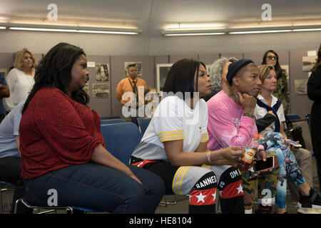 La distribution et l'équipe du film à venir chiffres cachés (L-R) Octavia Spencer, Taraji P. Henson, et Pharrell Williams, visitez la base aérienne de Cap Canaveral Lancement 14 Décembre 12, 2016 à Cape Canaveral, en Floride. Ce lancement a été l'emplacement de la Projet de John Glenn Lancement du mercure dans le film. Banque D'Images