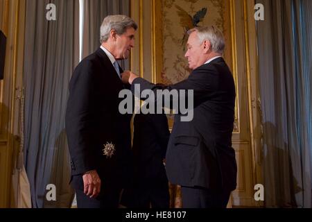 Le ministre français des Affaires étrangères, Jean-Marc Ayrault présente le secrétaire d'Etat John Kerry avec le Grand Officier de la Légion d'honneur prix au Quai d'Orsay, Ministère français des Affaires étrangères le 10 décembre 2016 à Paris, France. Banque D'Images