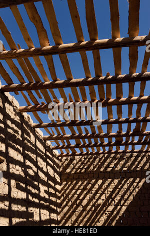 Ombres de poutres en bois au plafond et des murs en briques de boue sur lamelles de maison en construction près de Shymkent Kazakhstan Banque D'Images