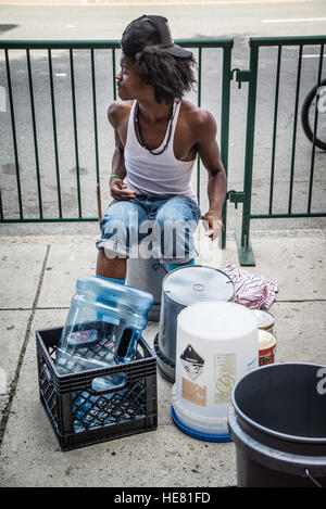 Musicien de rue afro-américaine joue de la batterie en dehors de l'obtention du diplôme cremony VCU. Banque D'Images