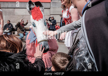 Cocasserie au St George's Day celebration au London's Trafalgar Square, Londres Banque D'Images