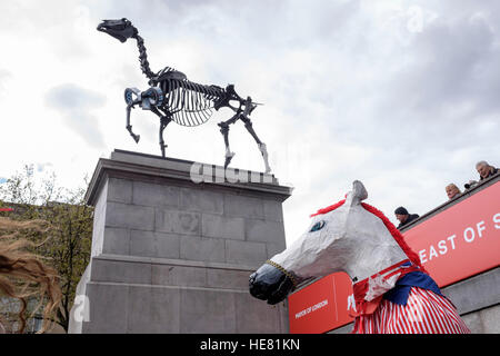 Cocasserie au St George's Day celebration au London's Trafalgar Square, Londres Banque D'Images