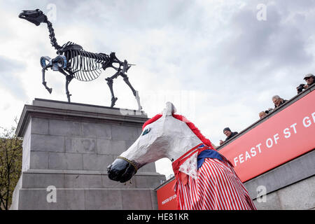 Cocasserie au St George's Day celebration au London's Trafalgar Square, Londres Banque D'Images