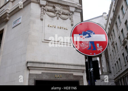 Plaque de rue amusante à l'extérieur de London's Cafe royal Banque D'Images