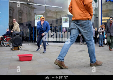 Un jeune artiste de rue faisant Human Beatbox dans les rues de Londres, Royaume-Uni Banque D'Images