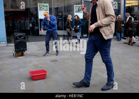 Un jeune artiste de rue faisant Human Beatbox dans les rues de Londres, Royaume-Uni Banque D'Images