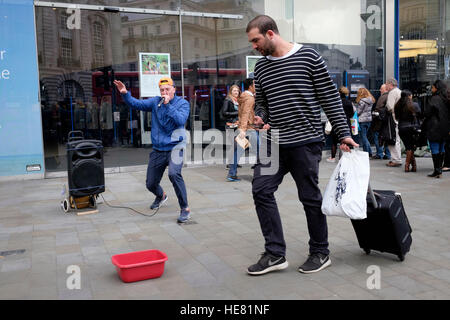 Un jeune artiste de rue faisant Human Beatbox dans les rues de Londres, Royaume-Uni Banque D'Images