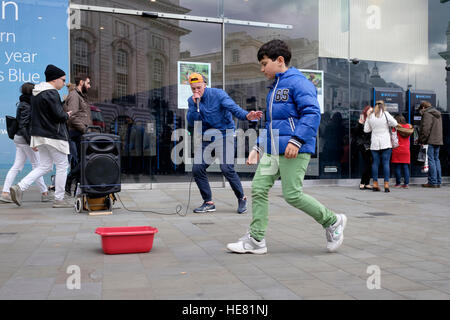 Un jeune artiste de rue faisant Human Beatbox dans les rues de Londres, Royaume-Uni Banque D'Images