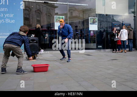 Un jeune artiste de rue faisant Human Beatbox dans les rues de Londres, Royaume-Uni Banque D'Images