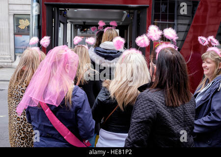 Mesdames portant des oreilles de lapin à poils sur une poule faire à Londres, Royaume-Uni Banque D'Images