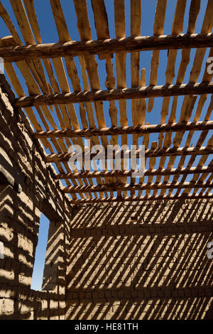 Bar d'ombres de poutres en bois au plafond et des murs en briques de boue sur lamelles de nouvelle maison près de Shymkent Kazakhstan Banque D'Images