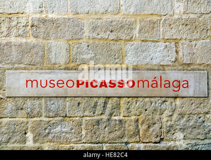 'Plaque Musée Picasso Málaga' sur le mur de pierre. Musée situé dans le palais de Buenavista XVI siècle. Banque D'Images