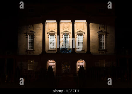 Baignoire Holburne Museum dans la nuit, à l'arbre de Noël. Décorations festives ornent le front de museum and art gallery Banque D'Images