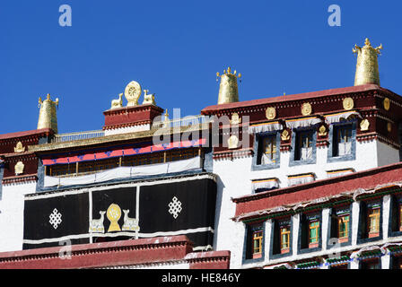 Monastère de Ganden Ganden : : Siège de l'école Gelugpa (bouchon jaune), qui comprend également le Dalaï Lama et le panchen-lama ; bâtiment Sharsté Banque D'Images