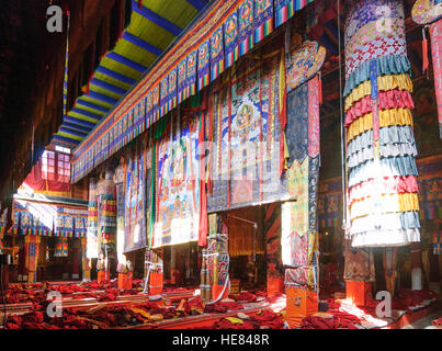 Monastère de Ganden Ganden : : Siège de l'école Gelugpa (bouchon jaune), qui comprend également le Dalaï Lama et le panchen-lama ; l'assemblée principale Banque D'Images