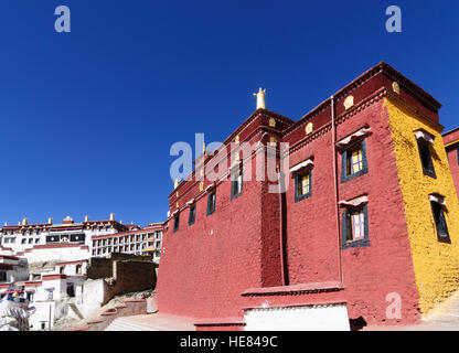 Monastère de Ganden Ganden : : Siège de l'école Gelugpa (bouchon jaune), qui comprend également le Dalaï Lama et le panchen-lama ; tombe de Tsongkha Banque D'Images