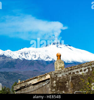 Vue sur le volcan Etna couvert par la première neige de l'hiver Banque D'Images