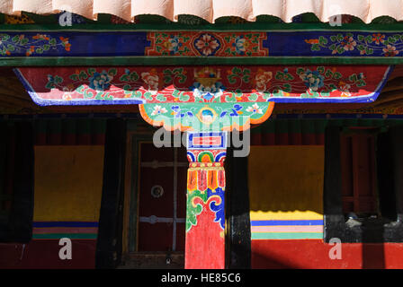 Lhassa : Monastère de Drepung, Ganden Palace ; support de toit dans la cour, Tibet, Chine Banque D'Images