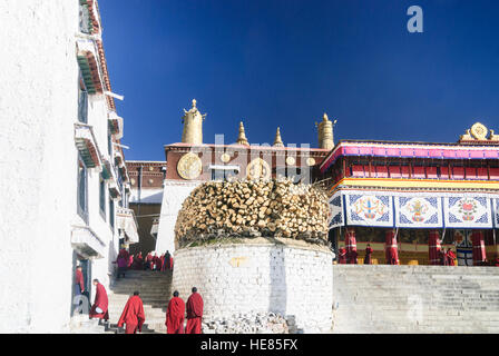 Lhassa : Monastère de Drepung ; moines en face de la grande salle de Tshogchen Dukhang, Tibet, Chine Banque D'Images