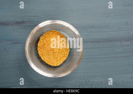 Le Cumin (Cuminum cyminum) de l'ingrédient alimentaire dans bol en verre Banque D'Images