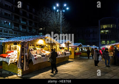 Avec les kiosques de la nourriture locale et des cadeaux en annuelles traditionnelles de Noël sur la place Cavour dans le centre de la vieille ville de Côme, Italie Banque D'Images