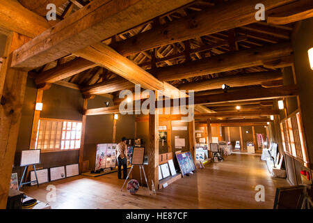 Le château de Kumamoto, intérieur de la chapelle d Minami-Ote yagura, gate. Des poutres soutenant le toit et affiche l'histoire locale, une partie de l'exposition. Banque D'Images